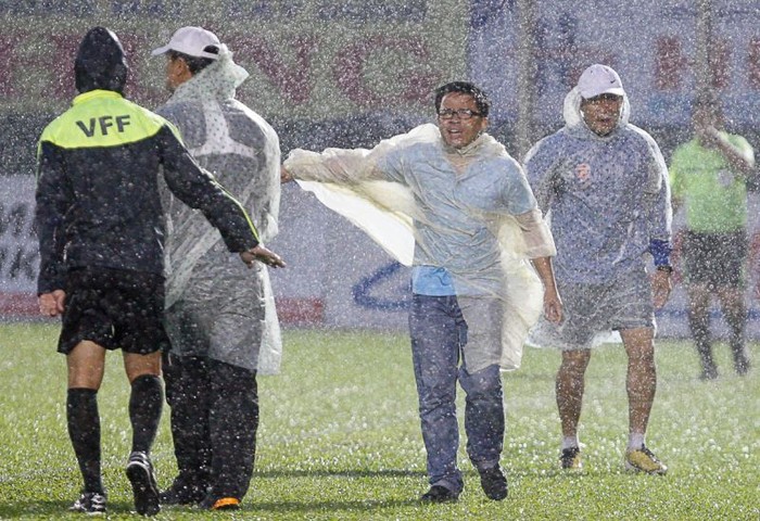 Một tình huống phản ứng trọng tài dưới cơn bão của trưởng đoàn bóng đá HAGL, ông Nguyễn Tấn Anh